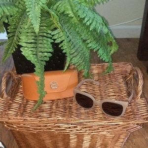 🕶️Tory Burch Cream Sunnies with Case 🕶️